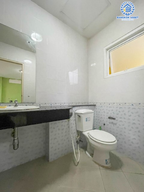 *****บ้านแฝดมือสอง ม.นันท์นรินทร์ นาวง-ดอนเมือง บ้านแฝดพร้อมอยู่ เนื้อที่ 35.5 ตร.ว. ฟังก์ชัน 3 ห้องนอน 3 ห้องน้ำ จอดรถได้ 2 คัน บนทำเลดีที่สุด ราคาคุ้มสุดในย่านนี้! เชื่อมต่อทุกการเดินทาง ใกล้สนามบินดอนเมือง ทางด่วน "อุตราภิมุข" และรถไฟฟ้าสายสีแดงเข้ม "สถานีหลักหก"